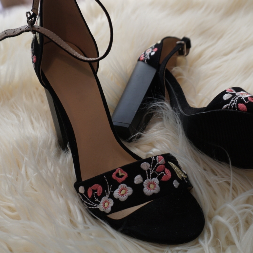 Heels - Picture 2 of 3